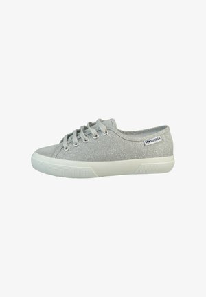 Graue Leinenschuhe mit glitzerndem Finish, runder Zehenkappe, Schnürdesign und weißer Gummisohle. Mit kleinem Logo an der Seite.