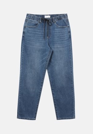 Pantalon de jogging en denim bleu avec taille élastique et cordon noir, poches avant et jambes légèrement fuselées.