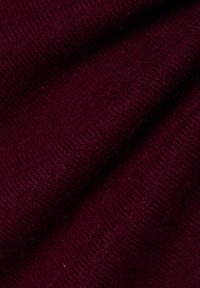 Burgunderroter Strickstoff mit weicher Textur, der ein Rippmuster und einen leichten Glanz aufweist; dicht gewebt mit subtilen Farbvariationen.