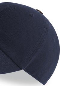 Marineblaue Baseballmütze aus Baumwolle, mit einem gebogenen Schild, strukturiertem Stoff und einem kleinen metallischen Akzent auf der Rückseite.