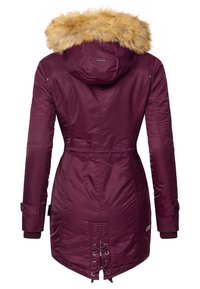 Bordeaux parka met een nepbont capuchon, trekkoord in de taille, ribgebreide manchetten en een patroonstiksel op de mouwen en de rug. Zacht, geïsoleerd materiaal.