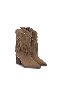 Bottines en daim marron avec des franges, des clous en argent, des pointes et des talons empilés. Présente un design élégant inspiré de l'ouest.