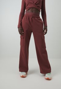 Champion EMOTIONAL DANCE WIDE LEG CARGO PANTS - Treniņtērpa apakšdaļas - dark brown