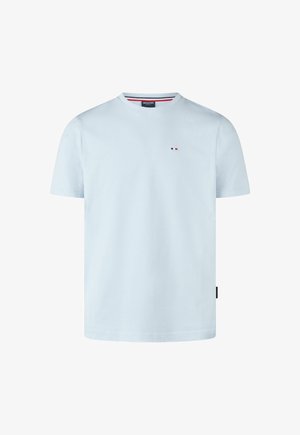 Lichtblauw T-shirt met korte mouwen en ronde hals, met een klein rood-wit-blauw logo op de linkerborst en een zwart merklabel in de zijnaad.
