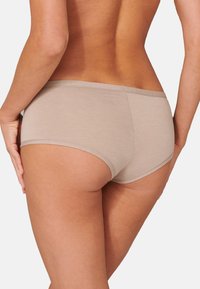 Beige puuvillasegust hipster aluspesu pehme tekstuuriga, millel on sujuv disain ja madal talje.