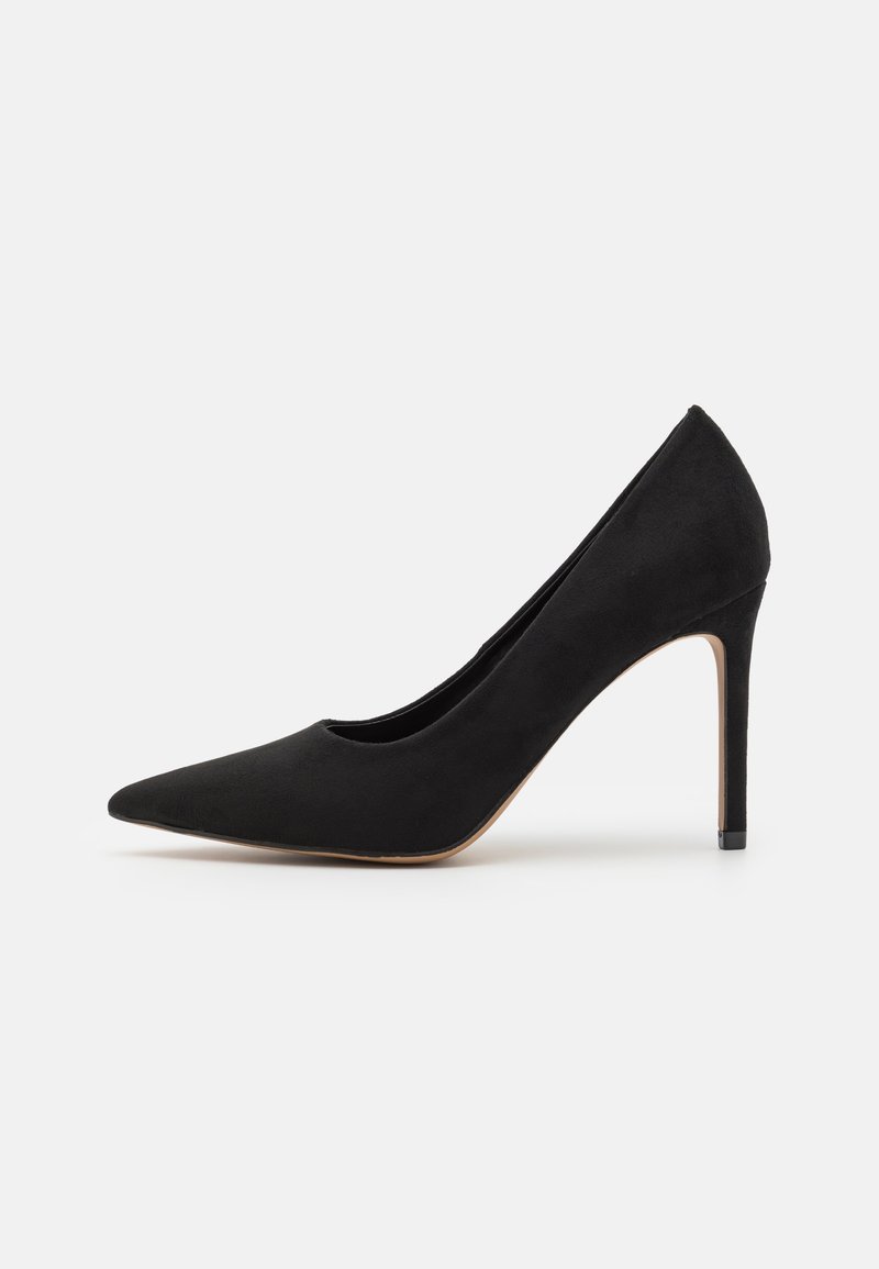 Pompe à talon haut en daim noir avec un bout pointu, un design élégant, un talon aiguille fin et une texture lisse. Aucun motif ou accent visible.