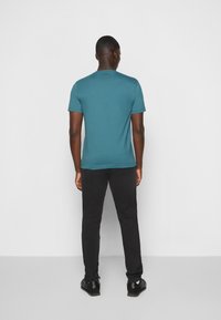 Calvin Klein FRONT LOGO - T-shirt estampada - foamy ocean