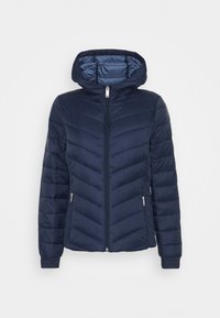 Granatowa pikowana kurtka z kapturem, zapinana na suwak z przodu, z elastycznymi mankietami i pikowaniem w kształcie szewronu. Posiada dwie boczne kieszenie na zamek.