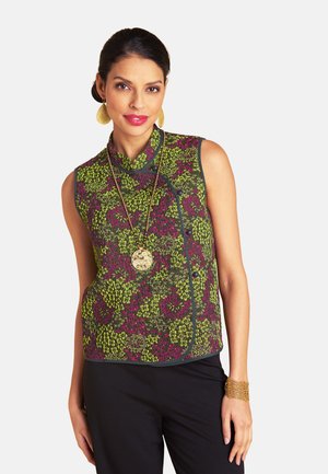 Textileweste in tiefem Grün mit rosa Blumenmuster, ärmelloses Design, Stehkragen und kontrastierendem Besatzdetail.