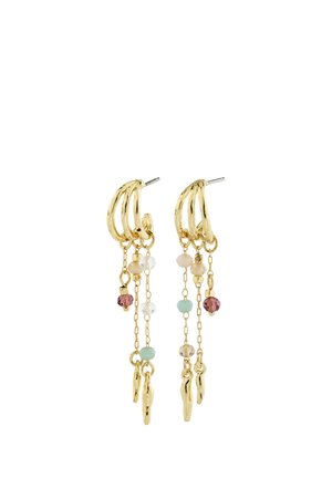 Goldene Creolen-Ohrringe mit drei hängenden Ketten, die kleine bunte Perlen und unregelmäßige goldene Anhänger zeigen.