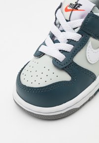 Nike Sportswear DUNK LOW UNISEX - Tenisice - deep jungle/white/light silver