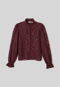 Blouse en dentelle bourgogne avec col haut, manches longues bouffantes, fermeture à boutons et motif floral. Présente des poignets volants pour une touche supplémentaire de détail.