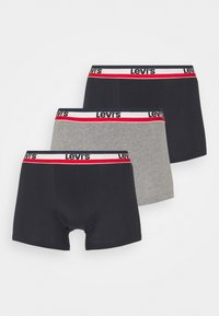 Drie paar Levi's boxershorts: marineblauw, grijs en zwart. Elk met een logo-borduursel op de tailleband met rode en witte strepen. Zacht katoenmateriaal.