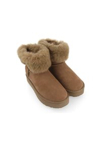 Botas de tobillo de ante marrón con un puño de pelo sintético suave, suela de goma plana y acabado liso. Diseño sencillo sin hardware visible.