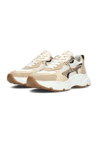 Sneaker beige e bianche con pannelli in rete e dettagli in suede. Presentano un design testurizzato con dettagli neri e dorati e una suola in gomma.