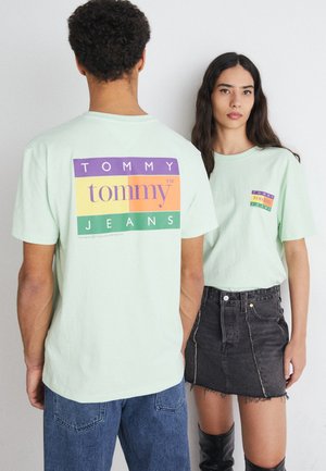 TJM REG SUMMER FLAG TEE EXT - Marškinėliai su spaudiniu - opal green