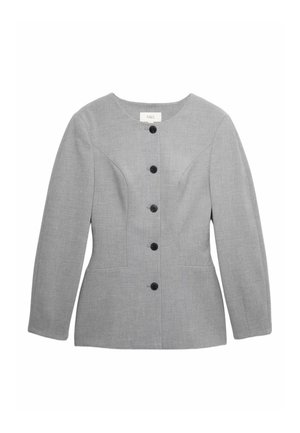 Blazer para mujer de color gris claro con escote redondo, mangas largas, botones frontales negros y costuras entalladas.