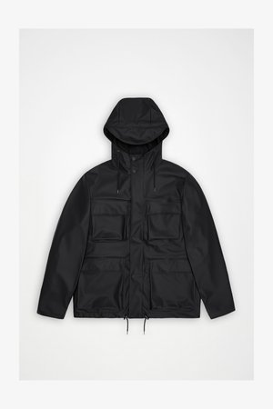 Svart vanntett jakke med hette, med fire lommer foran, trykknapper og snøring, og en glatt tekstur.