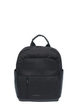 Zwarte MOMO Design rugzak met bovenste handvat, voorvak met ritssluiting en zijvakken, gemaakt van stof met gladde materiaaldetails.