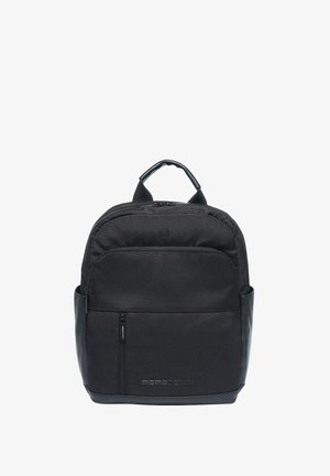 Zwarte MOMO Design rugzak met bovenste handvat, voorvak met ritssluiting en zijvakken, gemaakt van stof met gladde materiaaldetails.