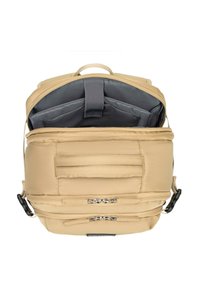 Mochila marrón con múltiples compartimentos, asa superior y forro interior gris. Cuenta con cierres de cremallera y bolsillos exteriores tipo deslizamiento.