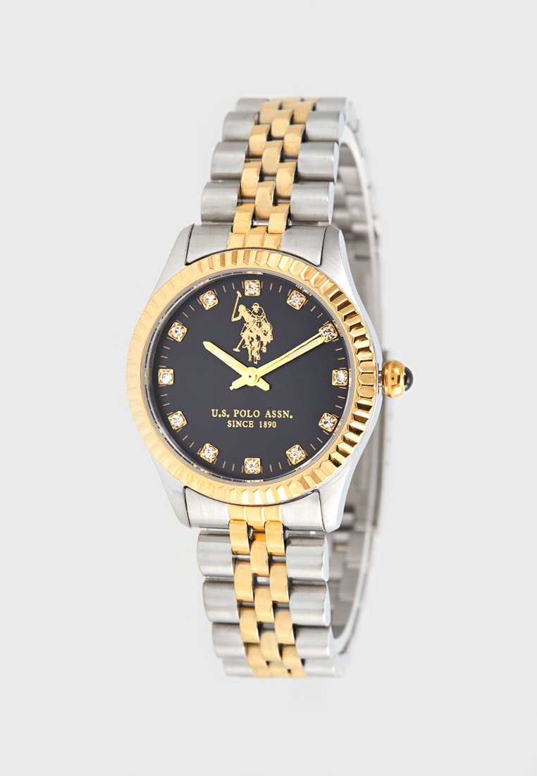 U.S. Polo Assn. Uhr mit schwarzer Zifferblatt, goldfarbenem Gehäuse, silberner und goldfarbener Edelstahlarmband und diamantähnlichen Stundenmarkierungen.