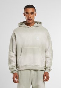 Helehall hall hoodie pehmeast puuvilla segust, millel on eesmine tasku, reguleeritav kapuuts, soonikkoes varrukad ja detailne õmblus.