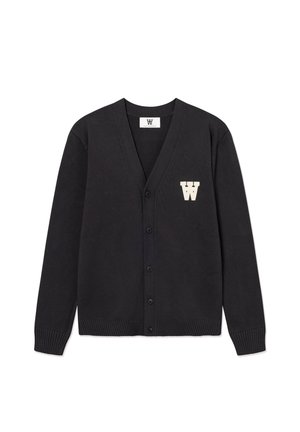 Cardigan noir boutonné avec poignets et ourlet côtelés, arborant un logo "W" blanc sur le côté gauche de la poitrine et un col en V.
