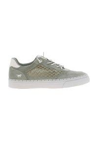 Sneaker en suede vert clair avec un panneau en maille sur le côté, semelle en caoutchouc blanc et accents gris. Présente des lacets plats et un logo de marque discret sur le côté.