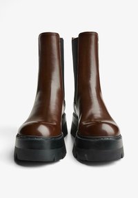 Ghete maro din piele cu panouri elastice laterale, talpă platformă neagră groasă, textură netedă și design elegant.