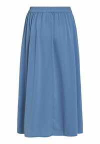 Jupe bleue, arrivant au genou, en tissu léger avec une taille élastique, présentant de doux plissés et une texture lisse.