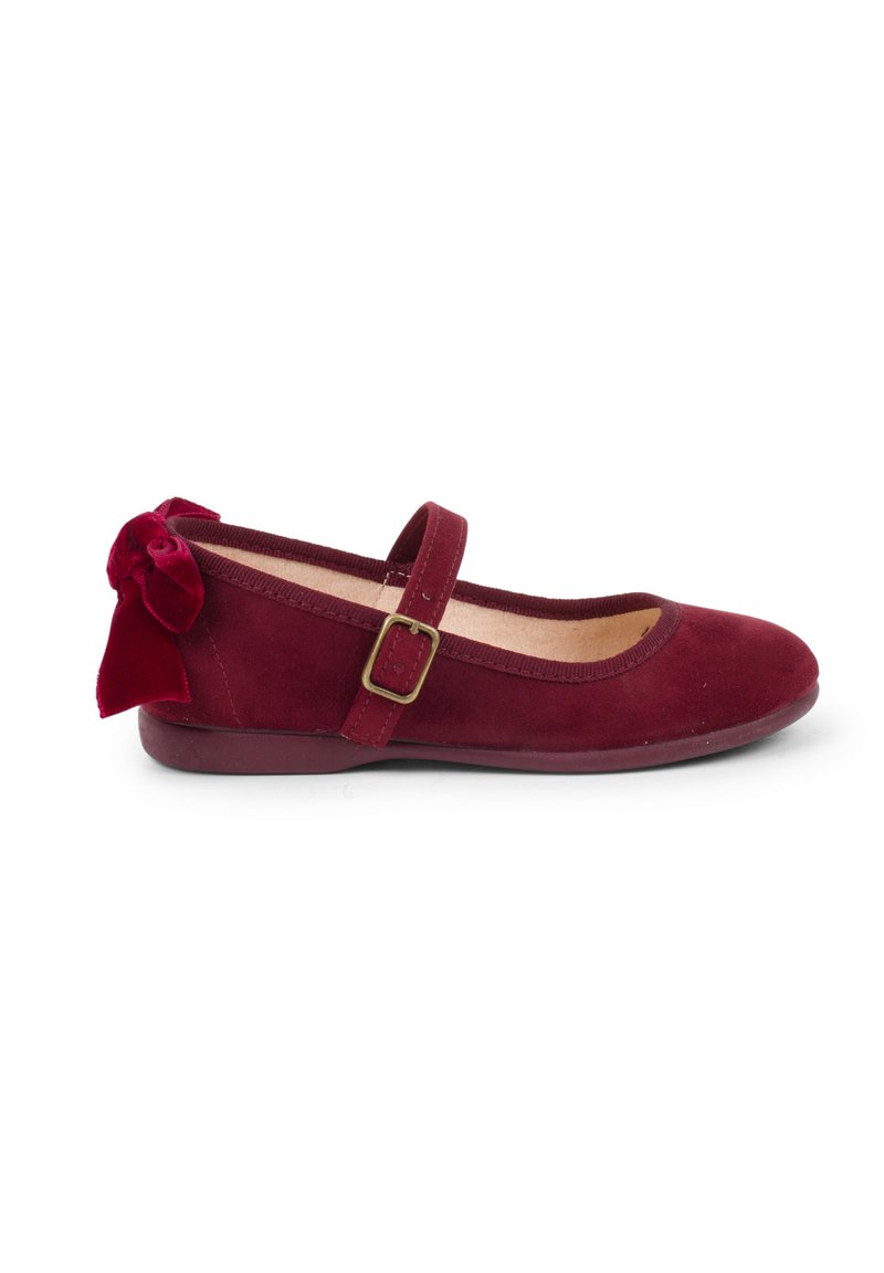 Ballerine in suede bordeaux con punta rotonda, suola piatta e un fiocco in velluto decorativo sul tallone. Presentano una tracolla regolabile con fibbia.