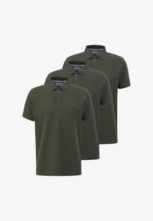 Tre polo semplici verde scuro a maniche corte con colletto e patta con tre bottoni, impilate diagonalmente su sfondo bianco.