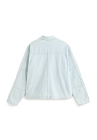 Lys blå jakke med lodrette striber, lange ærmer, en spids krave og en afslappet pasform. Fremstillet af blødt stof med syningdetaljer.