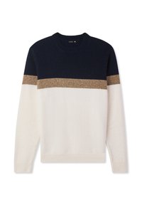 Sweter z długim rękawem, okrągłym dekoltem, w granatowej górnej części, z brązowym paskiem na klatce piersiowej i rękawach oraz kremowym dolnym ciałem i rękawami.