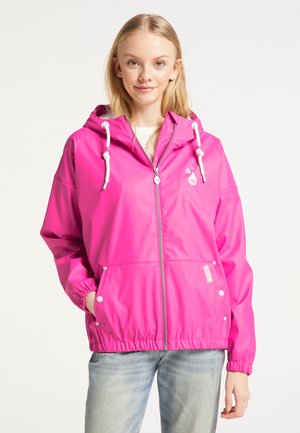 Giacca impermeabile rosa con cappuccio, chiusura con zip, polsini elastici e cordini. Presenta un logo sul petto e tasche laterali.