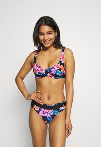 Bloemige bikiniset met levendige roze, oranje en blauwe patronen op een zwarte achtergrond; inclusief een gevoerde top met brede bandjes en hoge taille broekjes.