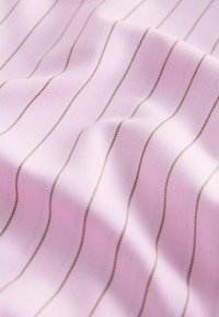 Țesătură textilă de culoare roz deschis, cu dungi verticale subțiri aurii. Textura pare netedă, cu un ușor luciu. Ușoară și flexibilă.