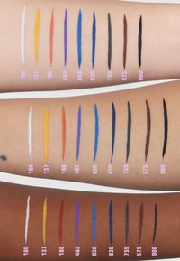 Fargeprøver av eyeliner på to armer som viser 15 nyanser inkludert hvit, gul, oransje, blå og brun med tilsvarende tall under.