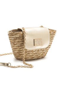 Geflochtene Strohtasche mit goldfarbenem Metallklappenverschluss und Kettenriemen. Verfügt über eine goldfarbene Markenplakette und eine abgerundete Form.
