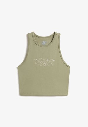 Oliivinvihreä lyhyt toppi, jossa on leveät hihansuut ja valkoinen Vans-logo tähdillä ja abstrakteilla viivoilla edessä.