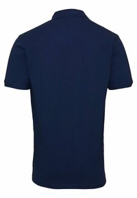 Granatowa koszulka polo, krótki rękaw, klasyczny kołnierzyk, wykonana z mieszanki bawełny, gładka faktura, brak widocznych wzorów lub logo z tyłu.