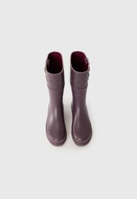 Bottes de pluie en caoutchouc violet avec une texture lisse, bout arrondi et doublure intérieure d'un rose foncé contrastant. Accent détaillé en haut avec un motif.
