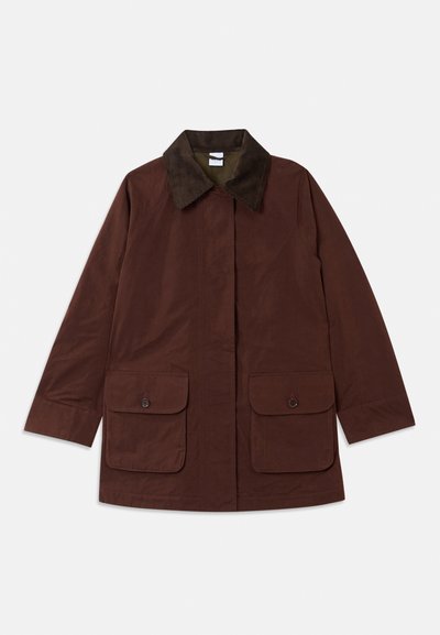 Bruine katoenen jas met een corduroy kraag, twee voorzakken en een relaxte pasvorm. Soepele textuur en minimalistisch ontwerp.