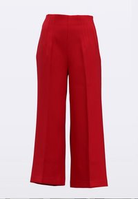 Pantaloni roșii cu picior larg și talie înaltă, cu pliuri în față și buzunare laterale, realizați dintr-un material neted și ușor.