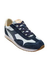 Sneaker in suede blu navy con accenti in rete grigio chiaro, suola in gomma e lacci blu navy. Presenta una linguetta con marchio e dettagli perforati sulla parte superiore.