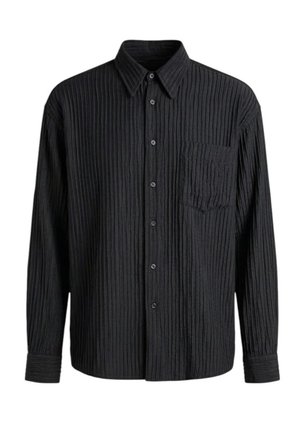 Camicia nera a maniche lunghe con bottoni, trama a coste verticali, una tasca sul petto, colletto e polsini abbottonati.