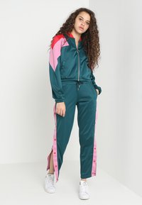 Urban Classics LADIES BUTTON UP TRACK PANTS - Donji dijelovi trenirke - jasper/coolpink/firered