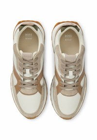 Sneakers con una combinazione di pelle bianca e dettagli in suede beige. Presentano una punta rotonda, un design con lacci, un collare imbottito e suola in gomma.