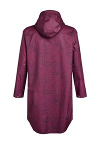 Impermeable largo burdeos con capucha, patrón de hojas sutil en negro, mangas largas y corte recto con detalles de botones a presión.